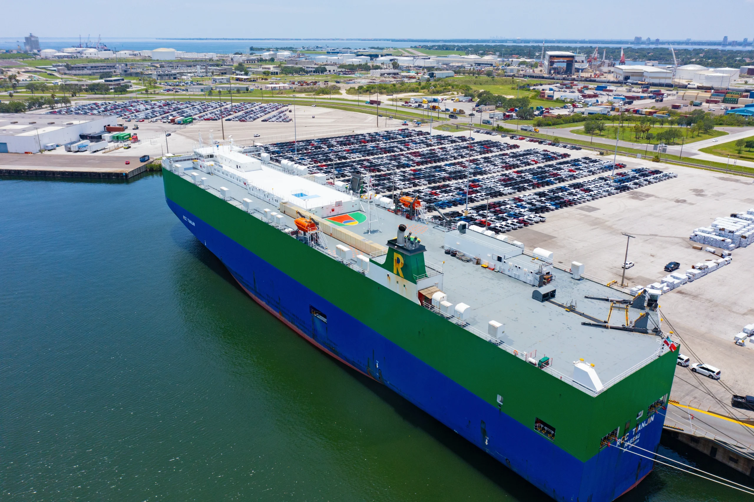 Glovis RoRo vessel unloading vehicles