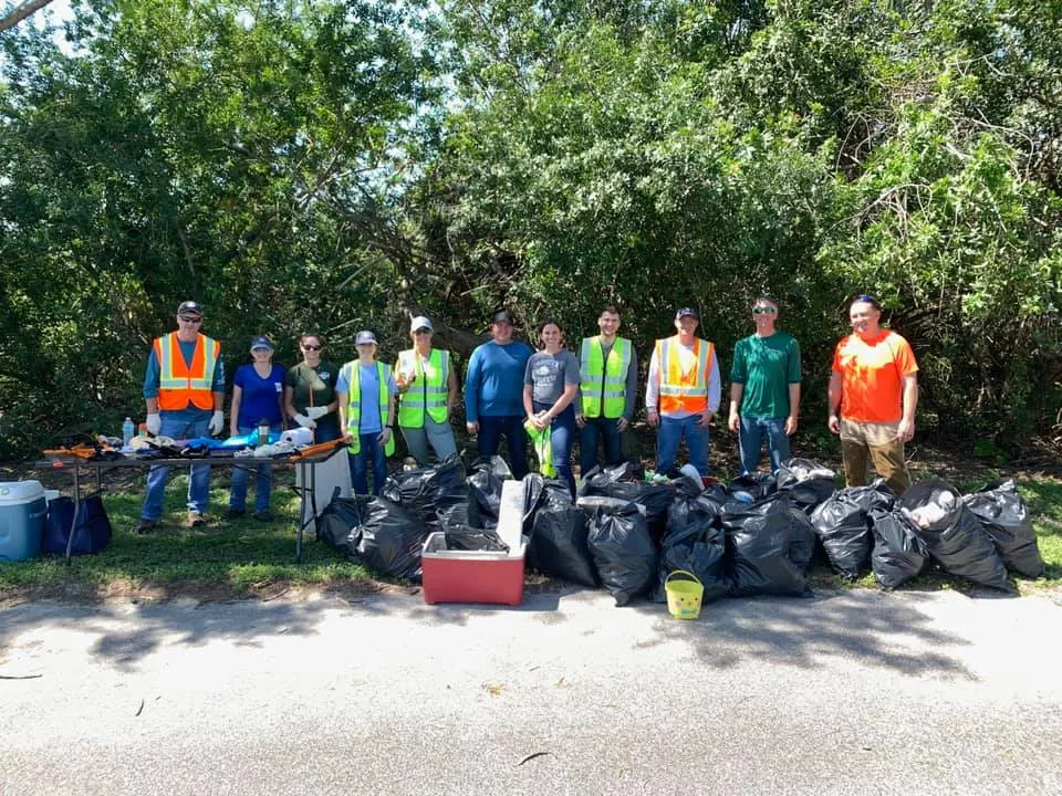 35839375-5056-907D-8D90-21E26D6B4F3B Clean up volunteers
